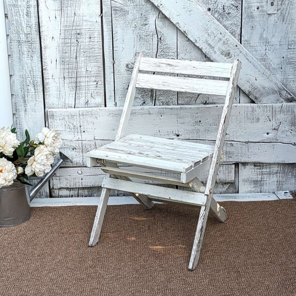 Chaise pliante blanche en bois vintage